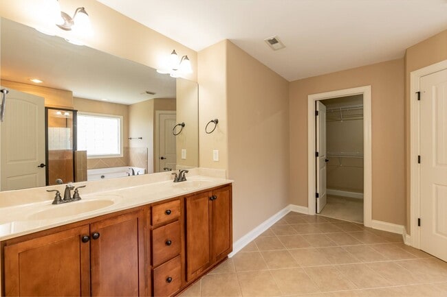 Building Photo - Lovely Large Family Home in Fuquay!