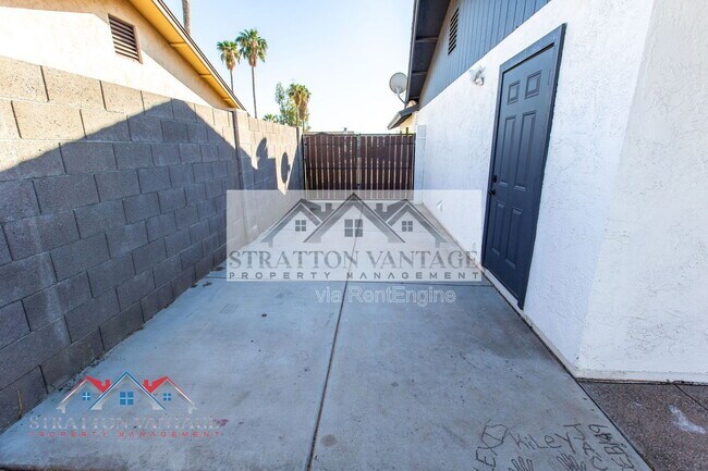 Building Photo - 2526 E Juanita Ave