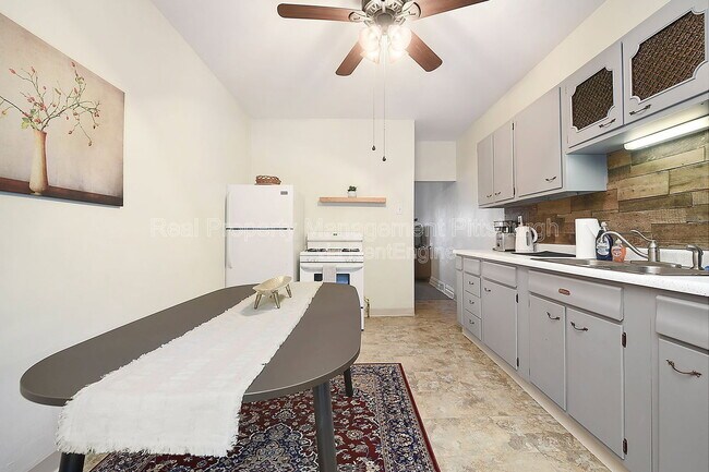 Building Photo - 320 Greenfield Ave