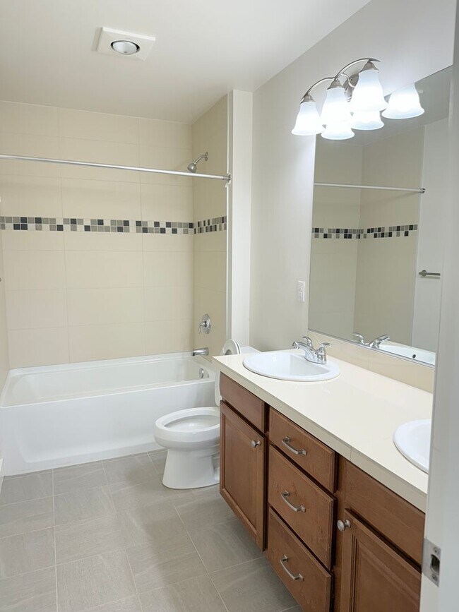 Building Photo - Beautiful 5-Bedroom Home with Mt. Rainier ...