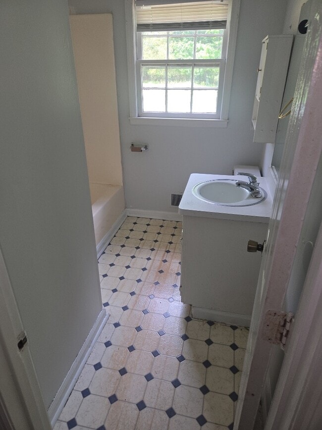 Building Photo - 717 Meadowbrook Dr