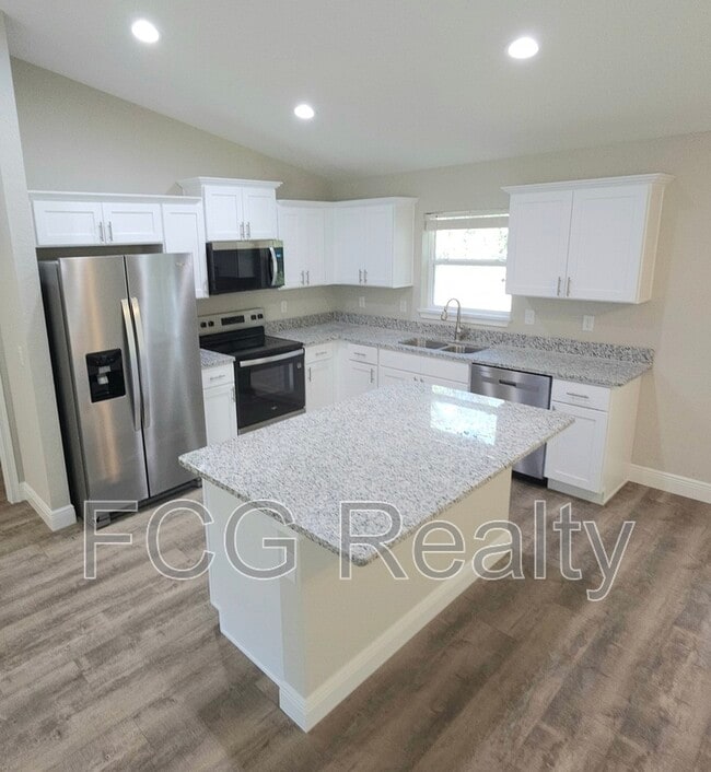 Building Photo - 9115 N Sandree Dr