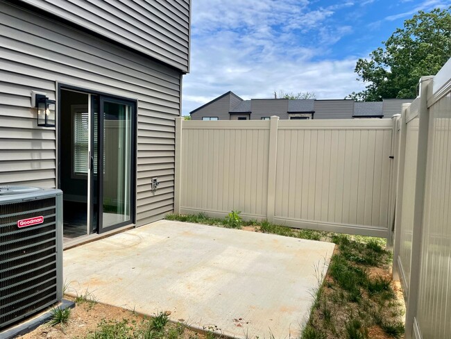 Building Photo - Luxury End Unit Townhouse in Campbell County