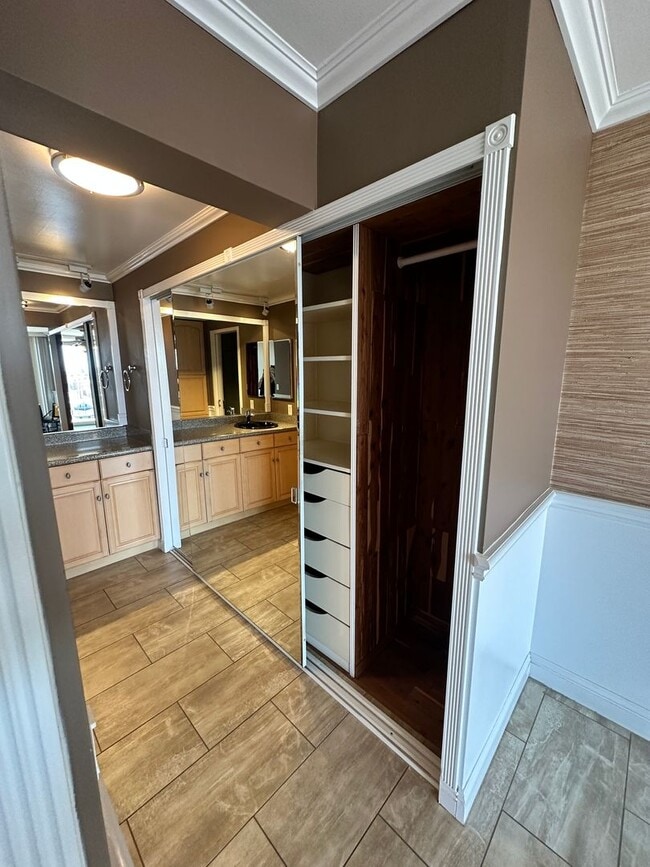 Building Photo - Spacious 2 Bedroom 2 Baths Condo with Wate...