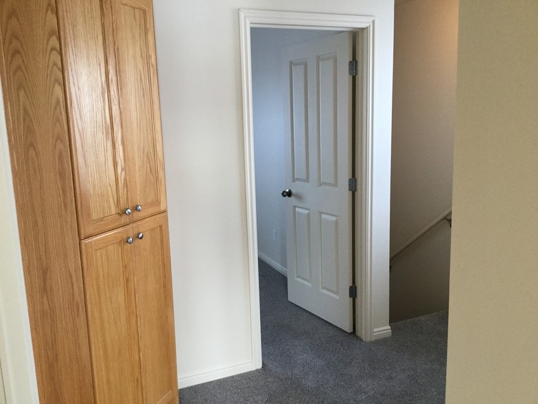 Building Photo - 479 Raven Way