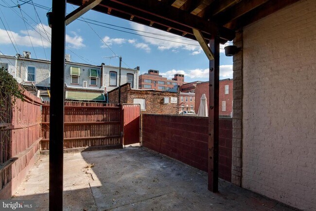 Building Photo - Charming 2 Bedroom/2.5 Bathroom Townhome in Patterson Neighborhood, MD!