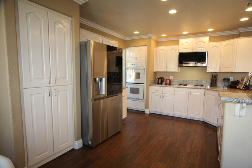 Kitchen - 7444 Forestdale Ct