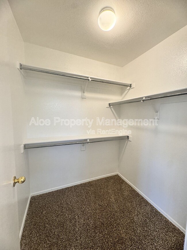 Building Photo - 9138 W Ross Ave