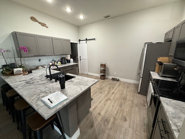 Building Photo - 4/2 Remodeled Groveland Home