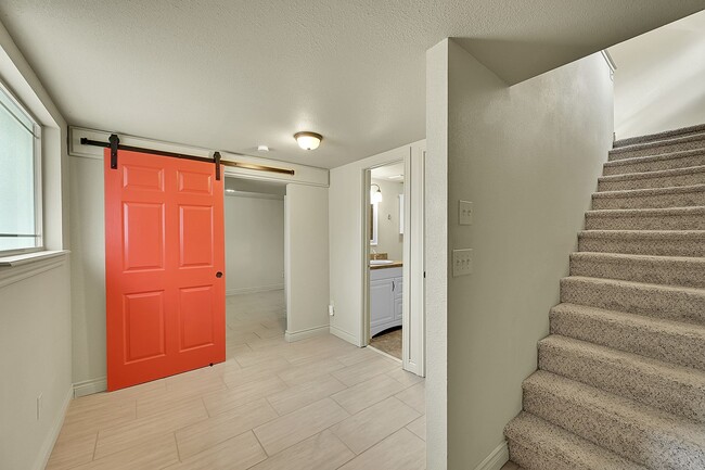 Building Photo - Nestled in DT OCC- Updated 2 bed 1 bath, w...