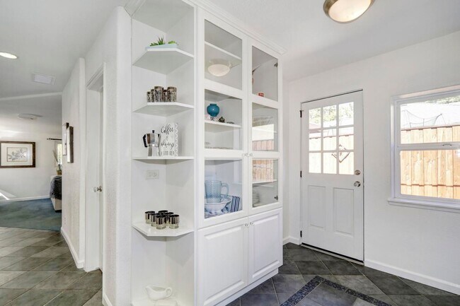 Building Photo - Stunning Central Davis Home