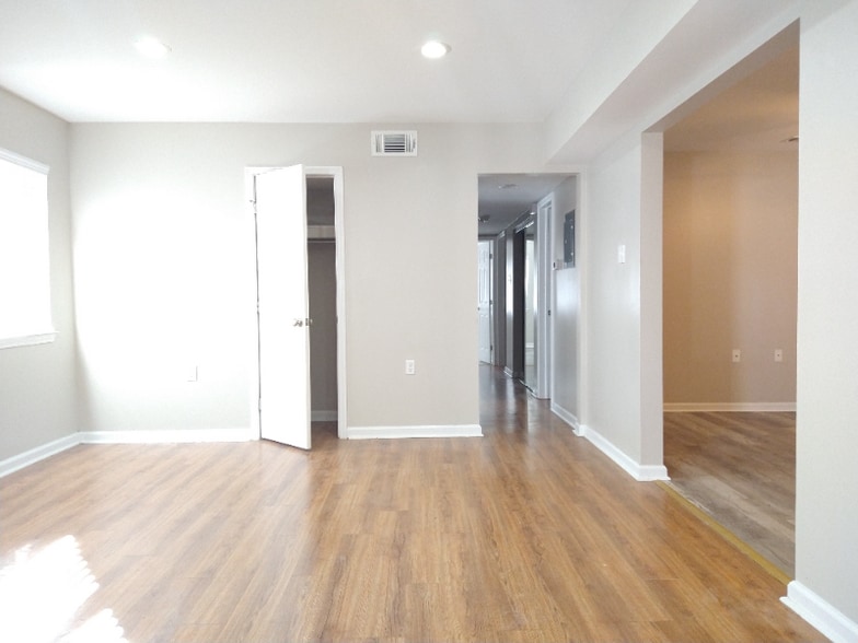 Building Photo - 6250 Bellaire Dr