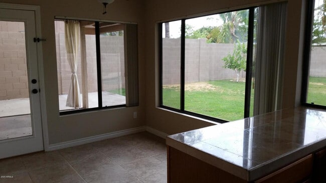 Building Photo - 2614 E Sahuaro Dr