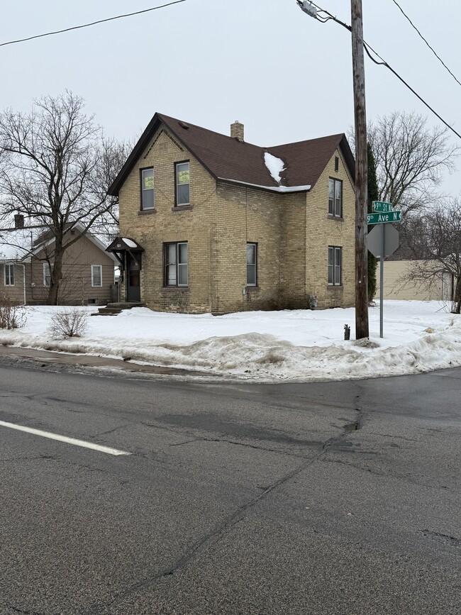 Building Photo - 825 9th Ave N