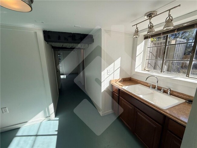 Building Photo - 140 Spring Dr