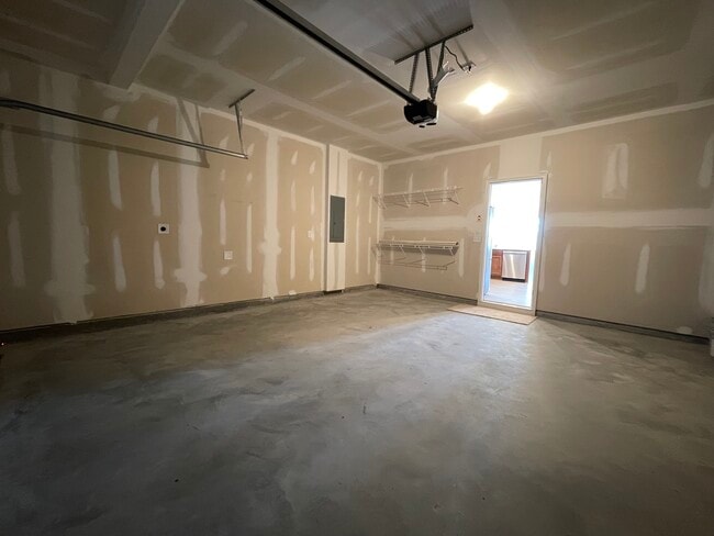 Building Photo - 112 Briarwood Dr E