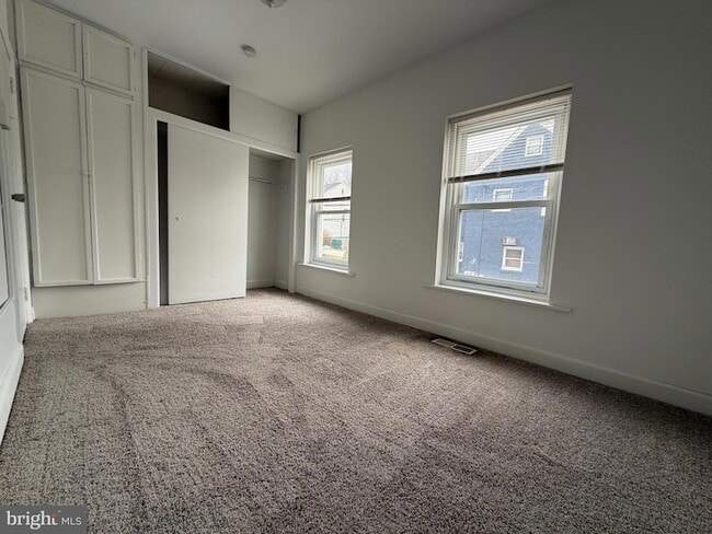 Building Photo - 731 E 4th St