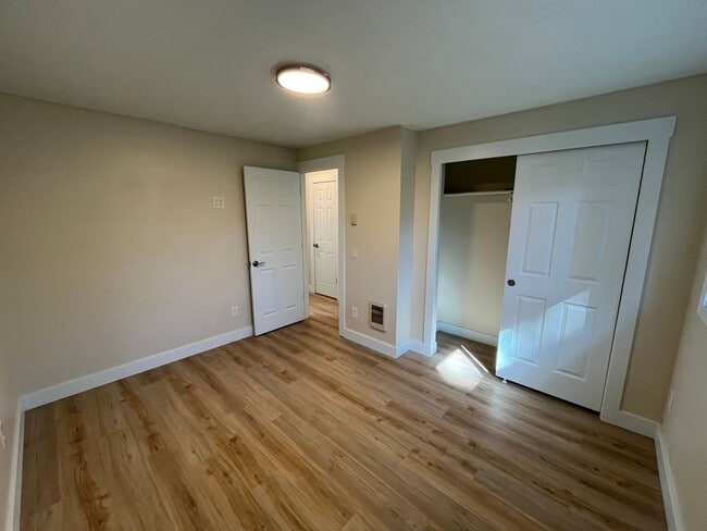 Building Photo - Single Level Duplex Just off Wilson