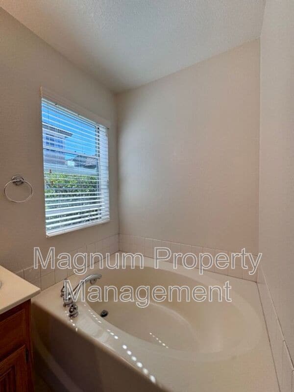 Building Photo - 687 Black Oak Cir