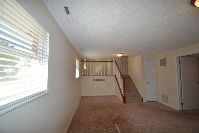 Building Photo - 4 Bed 3 Bath w/AC - Coming Soon! - MileSto...