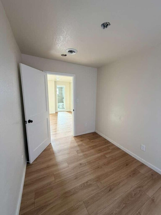 Building Photo - 653A W Bruce St - ?? EKO Homes | 2Bed, 1bath