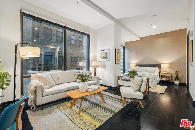 Building Photo - 655 S Hope St