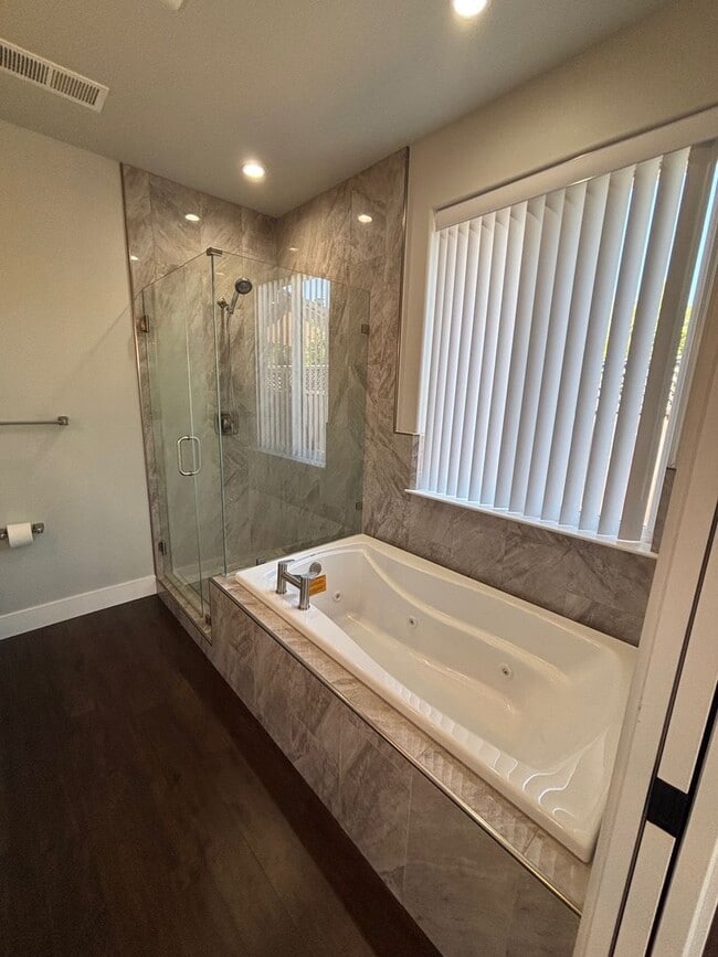 Building Photo - Single Level 3 Bedroom 2 Bathroom Coffey P...