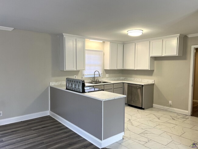 Building Photo - 4075 Meadowbrook Dr