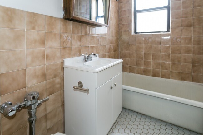 Building Photo - 736 W Belmont Ave