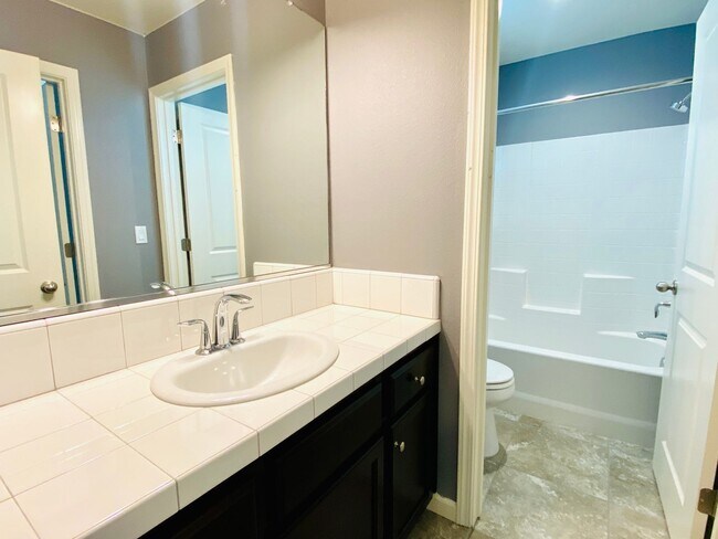 Building Photo - $2,395 Belmont & Fowler, 3 Bedroom - N Eli...