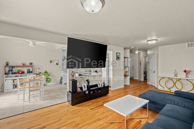 Building Photo - 1541 W Ln Ct