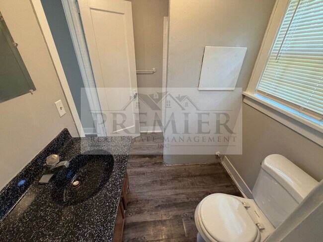 Building Photo - Studio HOUSE No Shared walls -1611 S Northern Blvd #B Independence - - Rent $750