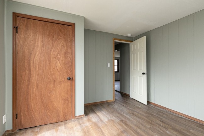 Building Photo - 2 Bedroom 1 Bathroom Home Located within w...