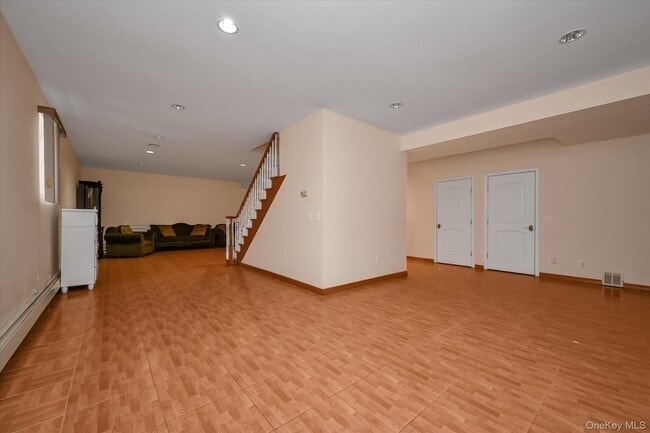 Building Photo - 77-16 Kew Forest Ln