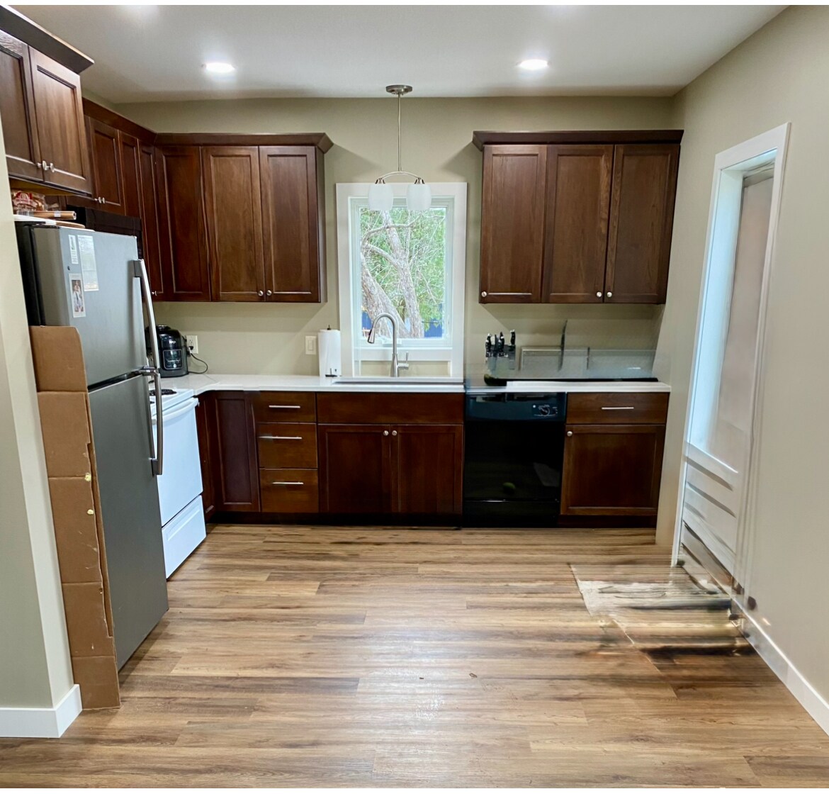 Kitchen before island - 340 Chapman Rd
