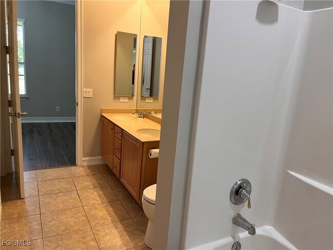 Building Photo - 1521 SW 22nd Pl