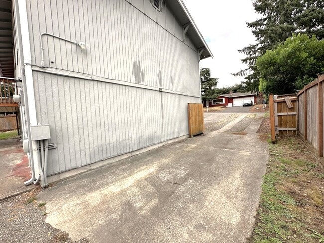 Building Photo - 5 bedrooms and a 3 car garage in Universit...
