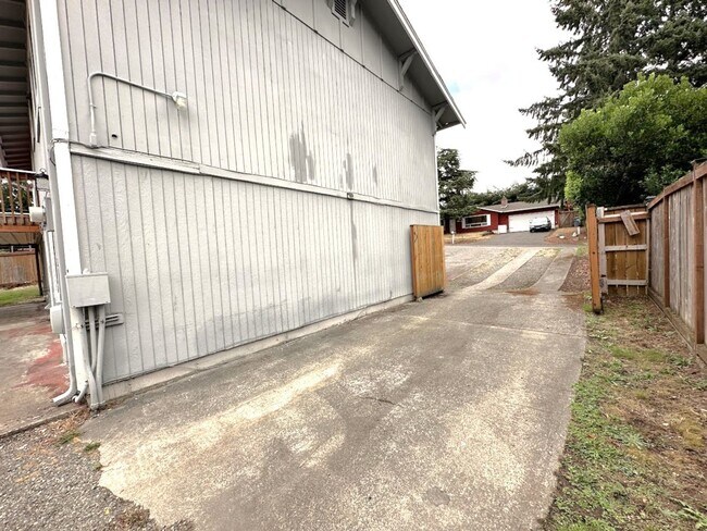 Building Photo - Updated 5 bedroom 2.5 bathroom home in Uni...