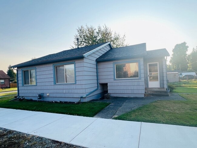 Building Photo - 3 bedroom, 1 bath home Sedro-Woolley