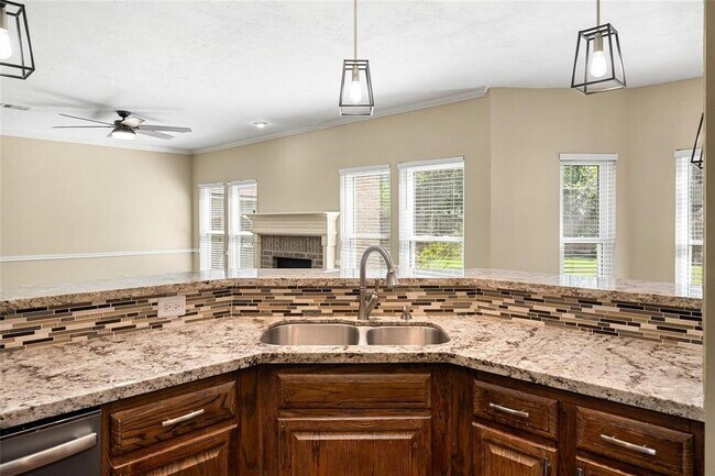 Building Photo - 2645 Lakeway Dr