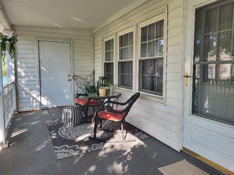 Front Porch - 195 S 4th St