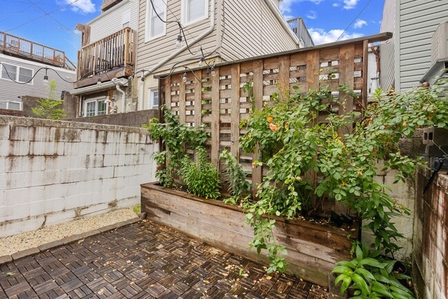 Building Photo - Upper Fells Point Townhouse - 3+ Bedrooms,...