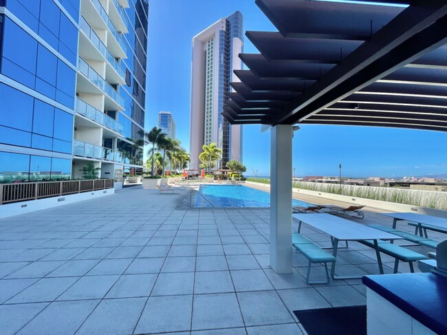 Building Photo - 555 South St