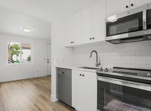 Building Photo - Beautifully Remodeled 1 Bed / 1 Bath in Midtown - Available 6/15!