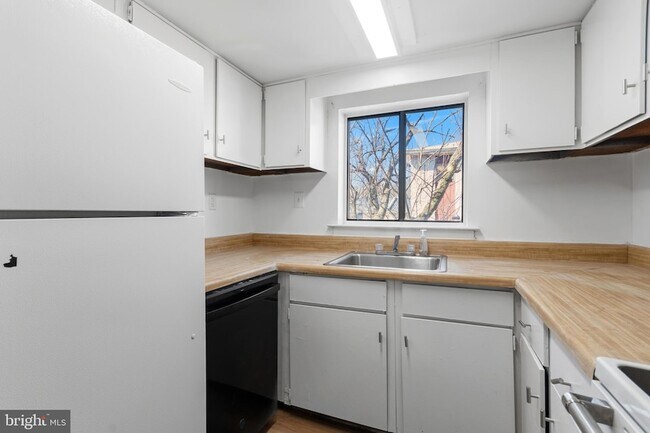 Building Photo - 8030-8000 Ditman St