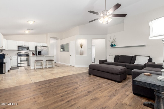 Building Photo - 1020 S Esmeralda