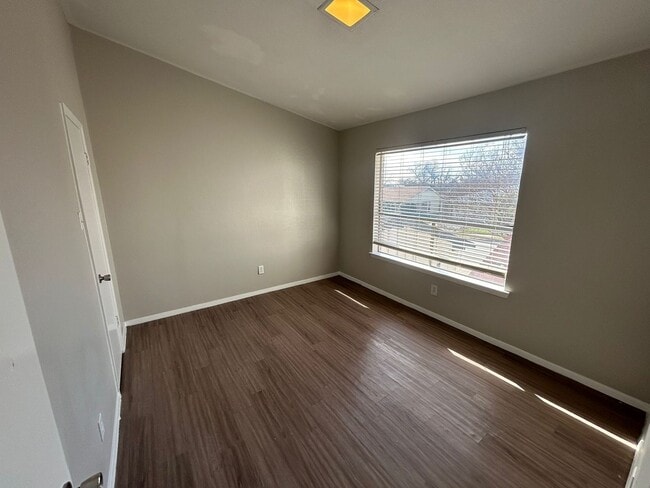 Building Photo - Enjoy a convenient and stylish living!