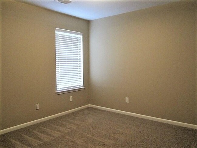 Building Photo - 12403 Fort Dupont Ln