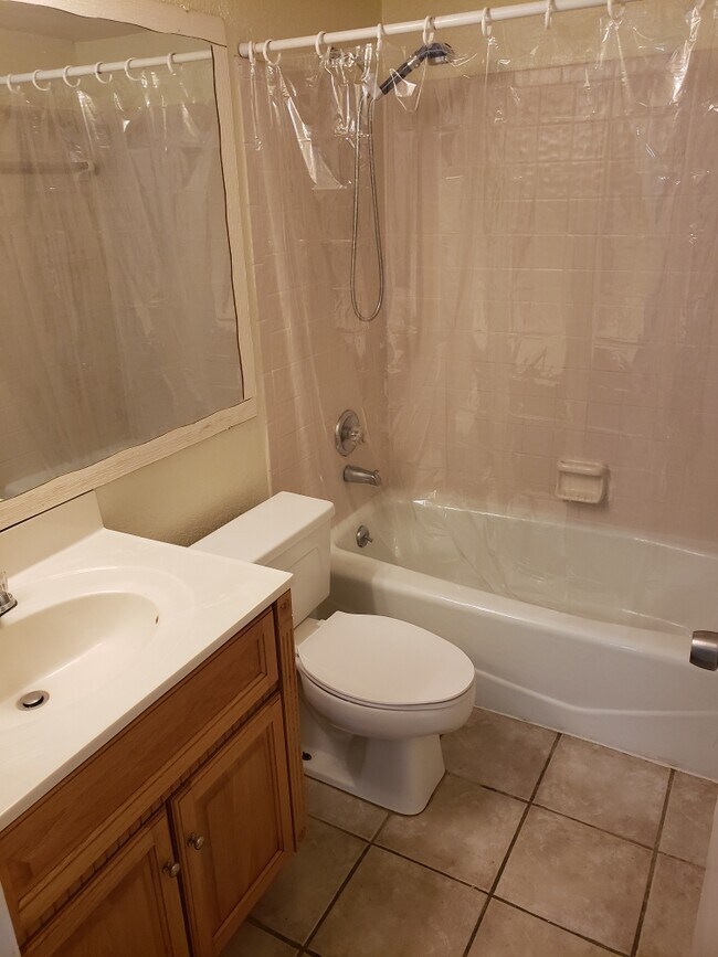 Building Photo - 2181 Lakeview Dr