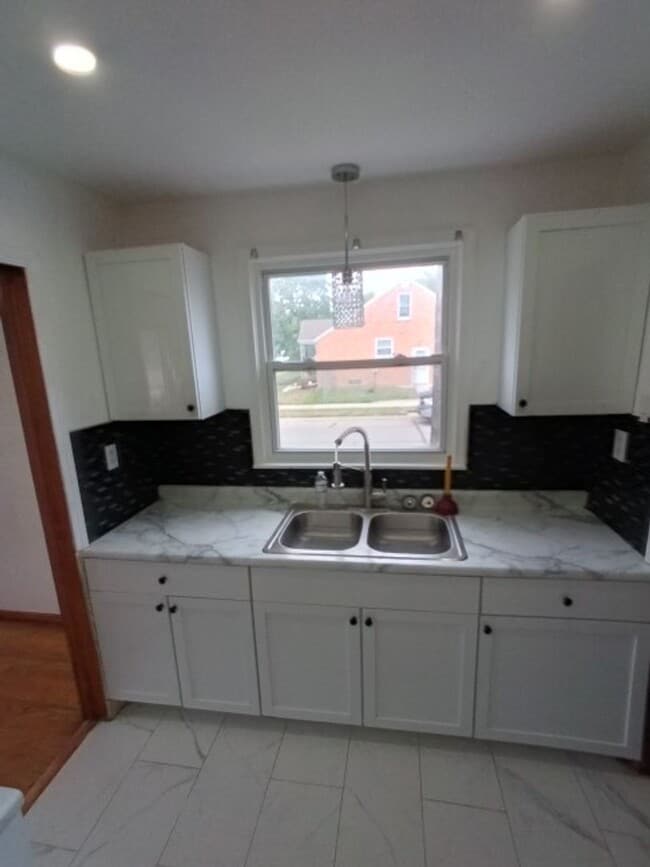Building Photo - 3 bedroom 1.5 bath brick bungalow - AVAILA...